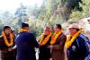 थाहा नगरपालिकाका मेयर लवशेर विष्टबाट अतिथिहरूकाे स्वागत गर्नुहुँदै ।